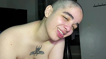 JOVEM FÃ DE PORNÔ CONVIDA O SEU VIZINHO E FAZ UM ORAL CHUPANDO O CÚ