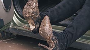 4_RUSSIAN GIRL STUCK IN MUD