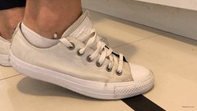 UNAWARE GIANTESS CRUSHED TINY MAN AND FLUSHED HIM DONW THE TOILET - MP4 HD