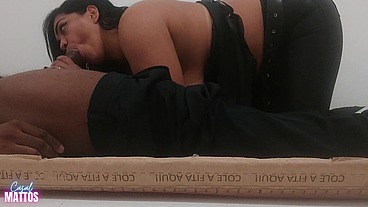 Libero minha esposa a dar a buceta no motel e o porteiro quis tambem fuder ela gostoso