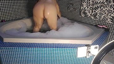 Vivi Guedez goes to the motel to have a good fuck.