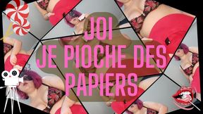 Joi je pioche des papiers