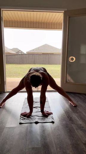 Stretch with Simone Steele