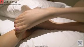 My lover Qian Qian is lying on the big bed in the hotel wearing sexy underwear and ultra-thin pantyhose