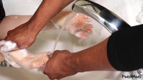 Chloe Lyrae Gets Her Feet Pampered
