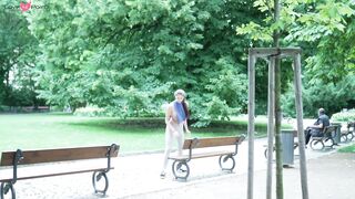 Brune sportive se promene dans un parc presque nue