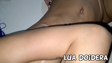 Levamos a loirinha magrinha pro motel pra fazer uma brincadeira gostosa a tres e o Jr gozou na minha boca pra eu beijar ela