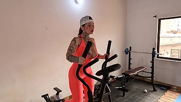 The new girl at the gym asks for my help, but when she sees my erection she sucks me to help me