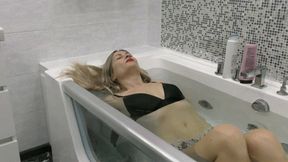 Join me in the bath for a deep scrub of my hair MP4 FULL HD 1080p