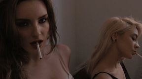 Due splendide fumatrici Two beautiful female smokers