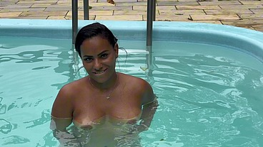 Se exibindo para o piscineiro acabei tocando siririca