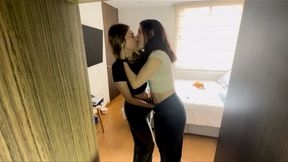 Dos mujeres con curiosidad e inocencia follan duro