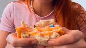 Samira encuentra a sus tinys reunidos en el meson de su cocina y se le ocurre la idea de prepararlos en su sándwich pero antes los cocina y comerlos