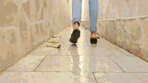 Wet slippery tiles AVI(1920x1080)FHD