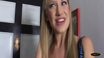 La ragazza bionda accetta di girare il suo primo film porno
