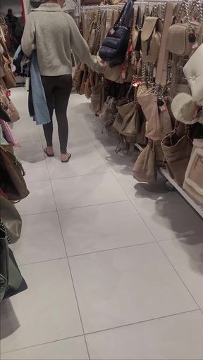 I Met a Girl in a Store, She Gave a Blowjob in the Locker Room for Pants