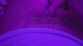Tocando uma siririca usando um vibrador golfinho