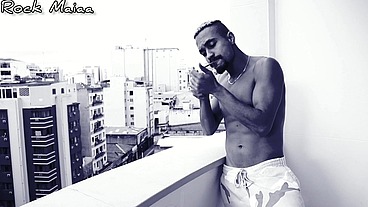 Chuva dourada encima da grávida de nove meses antes de cenas de sexo anal.