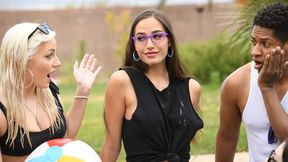 Sporty doll with perky tits Desiree Dulce fucks with an athlete