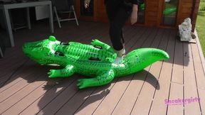 Sneaker-Girl Akira - Inflatable object Crush