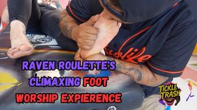 Raven Roulette's Climaxing Foot Worship Lickling