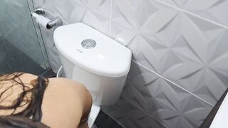 I interrupt my stepmom's shower, I want her to suck my cock