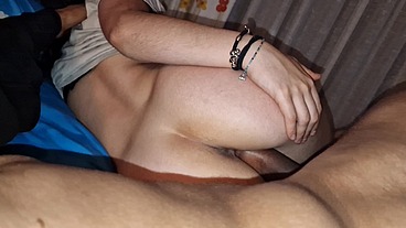Mi madrastra culona acepto acostarme en su cama cuando mi papa se marcha a trabajar