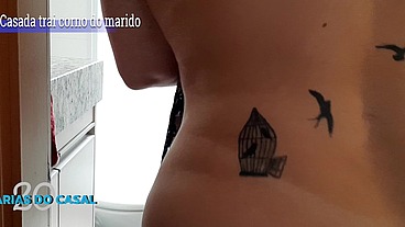 Em belo dia chuveiro de uma coroa quebrou ela ligou para o vizinho do apat para concerta chueviro.