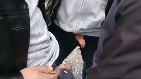 il filme sa salope de femme sucer des bites en bukkake