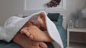 4 sexy feet from under the cover