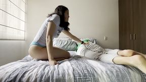 le enseno a mi mejor amiga como tener una lucha libre femenina incluyendo cosquillas y aplastamiento