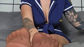 Hostess di volo con i piedi velati sudatissimi