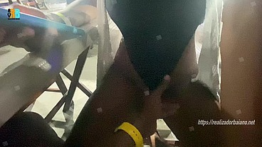 Realizador Baiano no Beach Clube com hotwife aprontando em publico exibição. Masturbando casada no samba