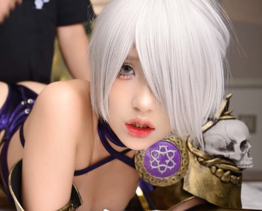 香勃勃的coser美尻短髮美人超緊實嫩逼酒店做愛