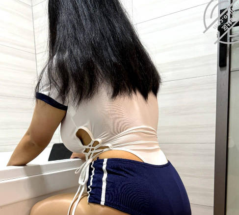 海角社區.日系服飾妹妹水中自慰後射之