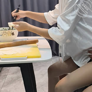 海角社區.媽媽一邊包餃子一邊坐我的雞巴上扭動身體