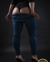 BARE FEET AND HIGH HEELS - BARE FEET IN JEANS - Ely Mira photo