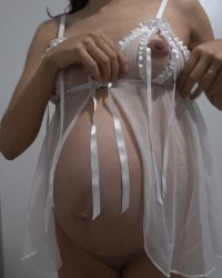 Latina embarazada con lencería blanca photo