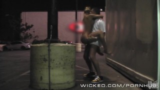 妮可·安妮斯顿（Nicole Aniston）在街上做爱