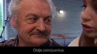 幸运爷爷古斯塔沃乱搞超级性感的红发宝贝