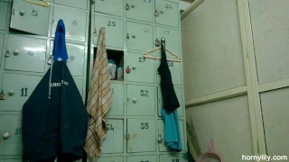 莉莉在健身房换衣服