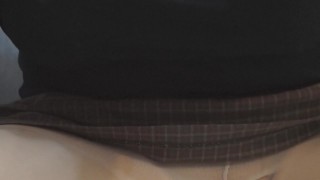 我穿着制服撒尿。