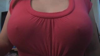 莎拉·布莱克（Sarah Blake）穿着可爱的粉红色衬衫弯曲胸部