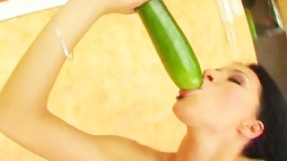 Give Me Pink 大胸部宝贝将水果和蔬菜塞进她的洞里