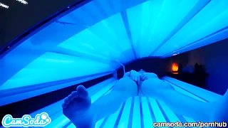 Teen Latina 在使用日光浴床时被抓到揉她的阴蒂