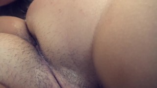 家伙舔屁股和阴户女孩