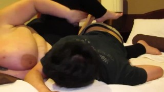 性感的 SSBBW Mandy Majestic 扼杀了一个小粉丝