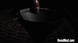 两个穿着丝绸内衣的奴隶与情妇做爱