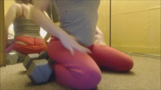 当瘦女孩脱掉裤子时