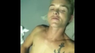 瘦小的男孩